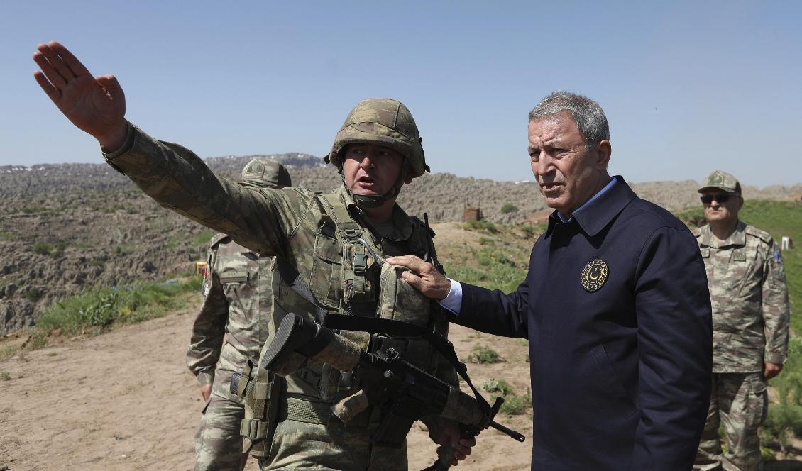 Turkiets försvarsminister Hulusi Akar tillsammans med en officer nära den turkisk-irakiska gränsen i onsdags. Foto: Turkiska försvarsdepartementet/AP/TT