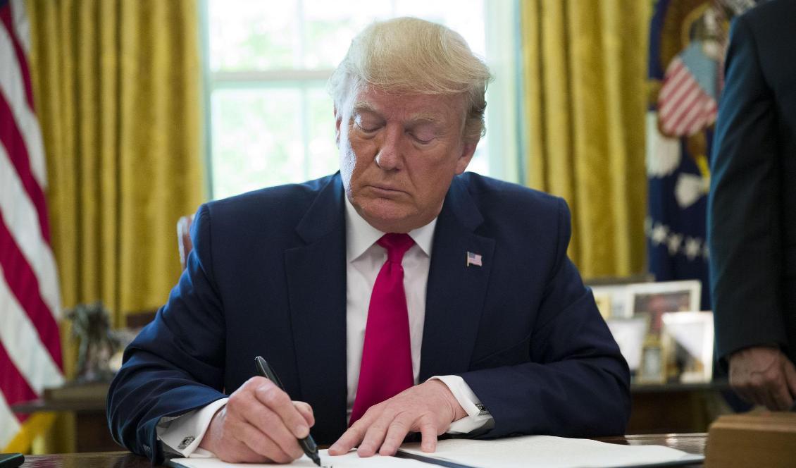 USA:s president Donald Trump undertecknar en presidentorder om att utöka sanktionerna mot Iran. Foto: Alex Brandon/AP/TT