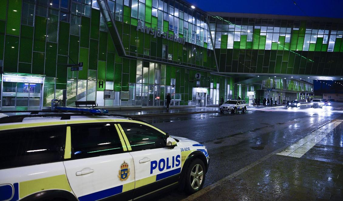 Älvsjö i Stockholm finns med på polisens lista över utsatta områden. På bilden syns polispatruller vid Älvsjö station. Foto: Erik Simander/TT-arkivbild