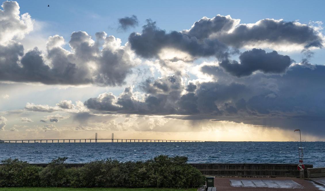 En regnfront drar in från sydväst och för med sig sval luft in i hela landet. Foto: Johan Nilsson/TT-arkivbild