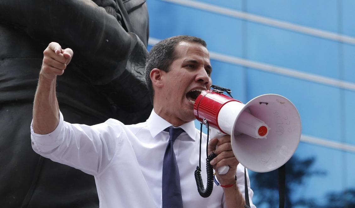 Venezuelas oppositionsledare Juan Guaidó under ett tal i fredags. Foto: Leonardo Fernandez/AP/TT