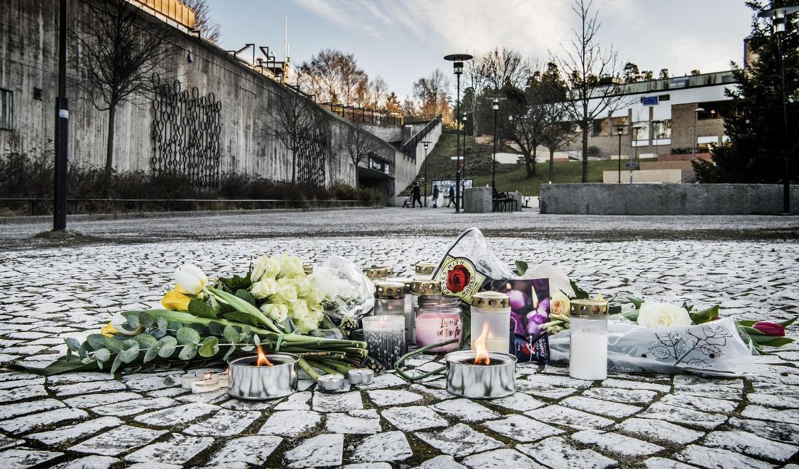 Blommor och ljus på torget i Vårby gård efter att en 63-årig man dödats av en handgranat i februari 2018. Foto: Tomas Oneborg/SvD/TT