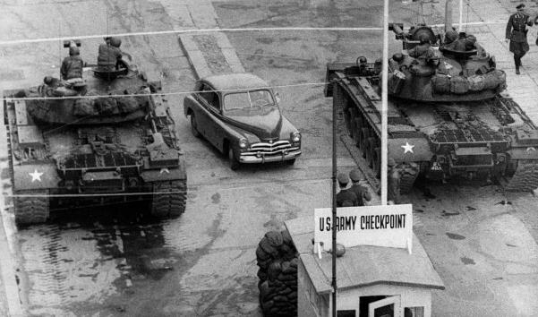 Järnridån mellan Öst och Väst är borta men kommunismen är inte stoppad.  Bilden är från Checkpoint Charlie mellan Öst- och Västberlin år 1961. Foto: AFP/Getty Images