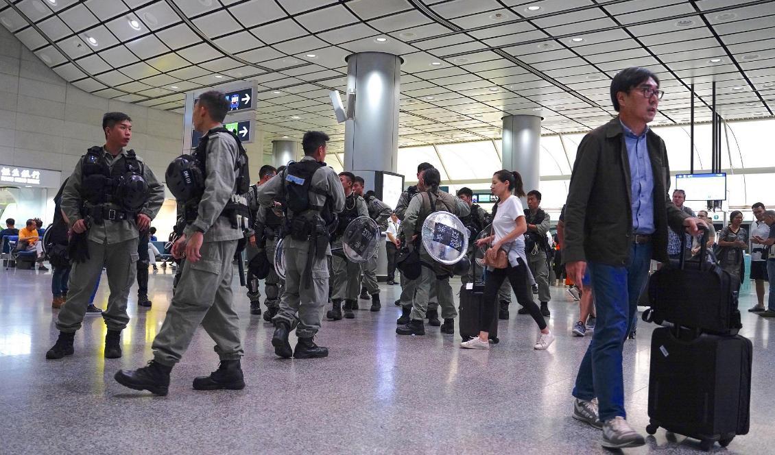 Poliser patrullerar en tågstation i centrala Hongkong. Foto: Vincent Yu/AP/TT
