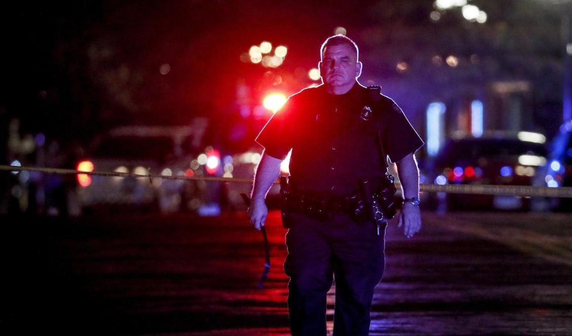 



Tio personer, inklusive skytten, har dödats i ännu en masskjutning i USA. Foto: John Minchillo/AP/TT                                                                                                                                                                                                