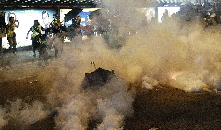 

Polisen har använt tårgas mot demonstranter i Hongkong vid flera tillfällen. Här i samband med protester för tre veckor sedan. Foto: Jacky Cheung/AP/TT-arkivbild                                                                                                