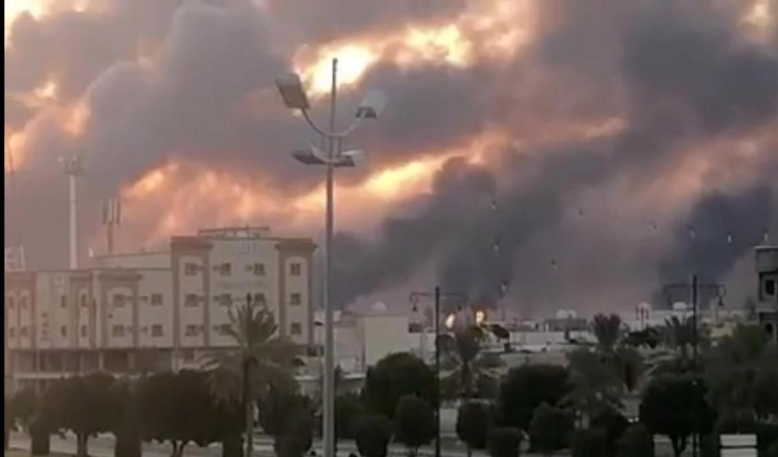 Rök stiger över himlen efter drönarattacken i Abqaiq. Foto: Reuters/TT