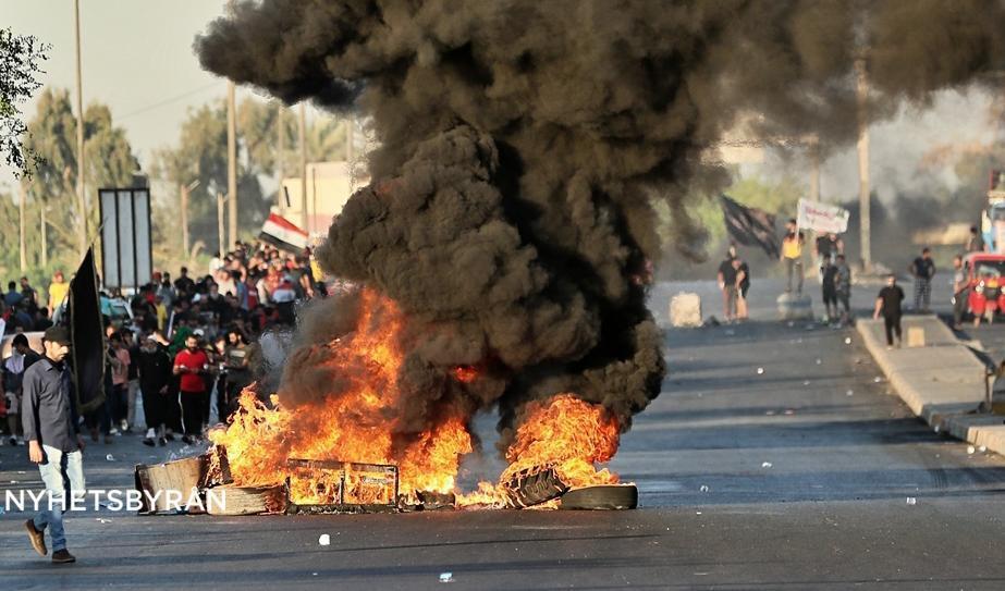 Omkring 100 människor har dödats och 6 000 skadats i demonstrationerna i Irak sedan de inleddes i tisdags. Bilden är från lördagens demonstrationer. Foto: Hadi Mizban/AP/TT