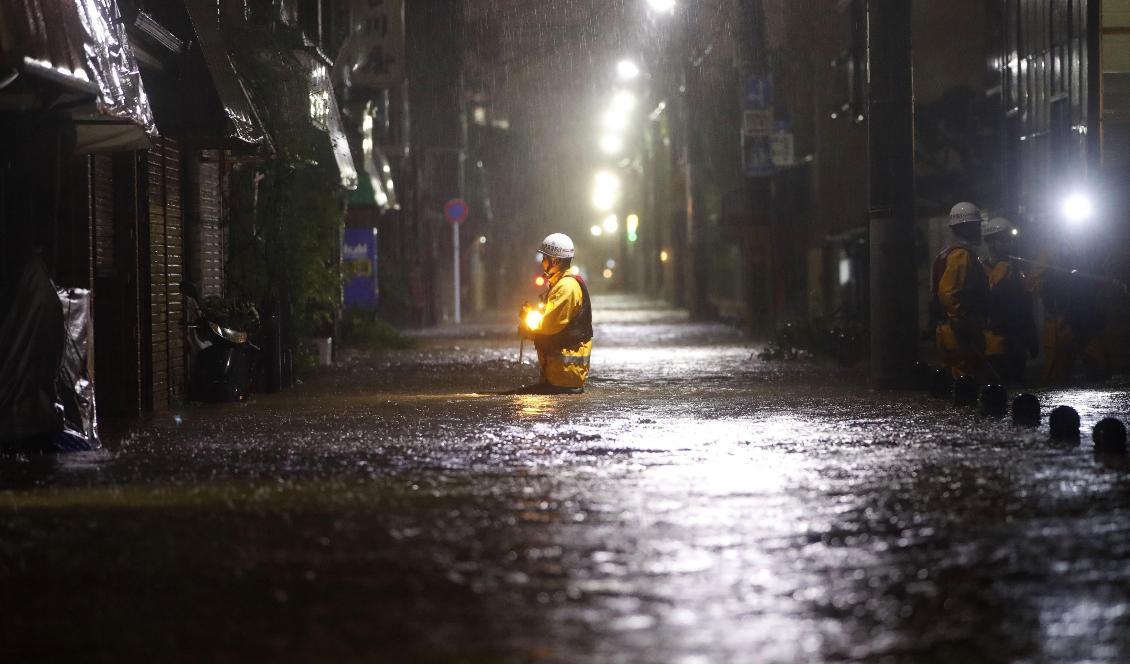 En brandman i en översvämmad gata i Tokyo. Foto: Kyodo/AP/TT