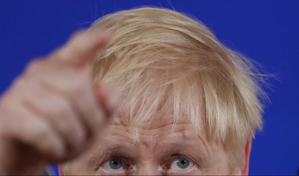 Boris Johnson gick på en nit under lördagen, men redan på måndag vill Storbritanniens premiärminister lägga fram sitt brexitförslag igen. Foto: Frank Augstein/AP/TT