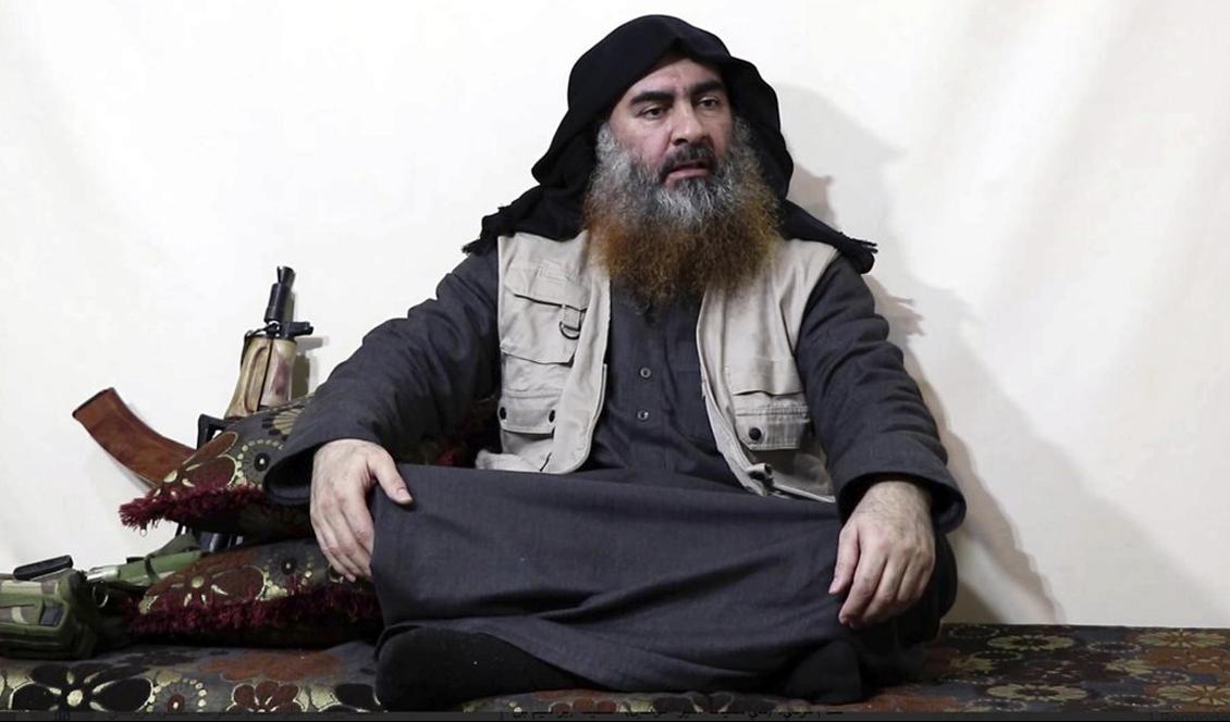 
IS ledare Abu Bakr al-Baghdadi uppges vara död. Här en av de få bilder som finns på honom, ur en video från tidigare i år. Foto: TT                                                
