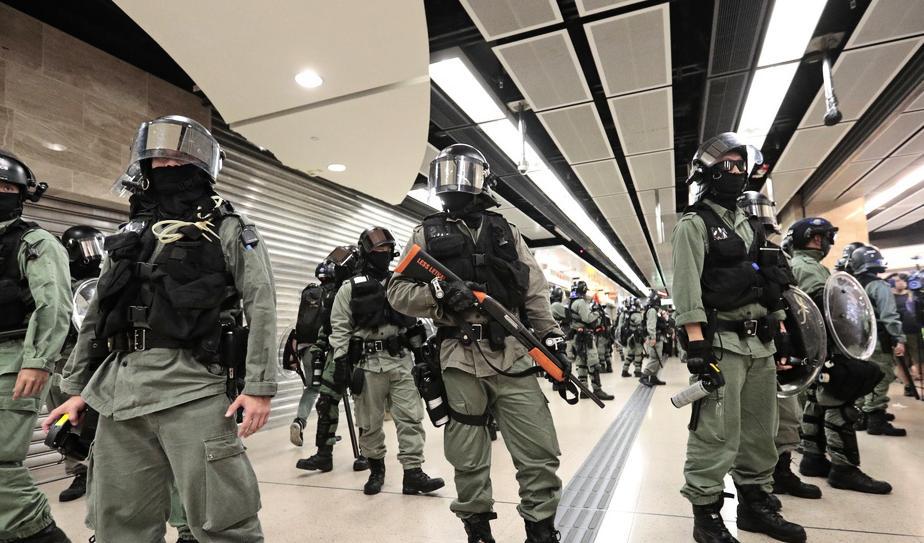 Kravallpolis radar upp sig i ett köpcenter i Hongkong. Foto: Dita Alangkara/AP/TT