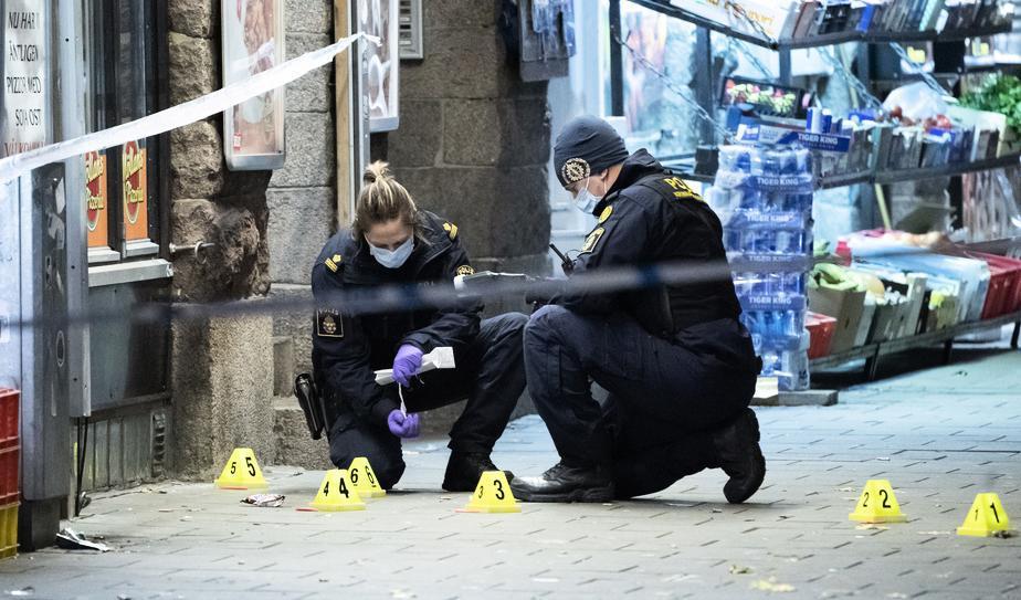 Polisens kriminaltekniker säkrar spår efter skottlossningen vid Möllevångstorget i Malmö under lördagskvällen. Foto: Johan Nilsson/TT