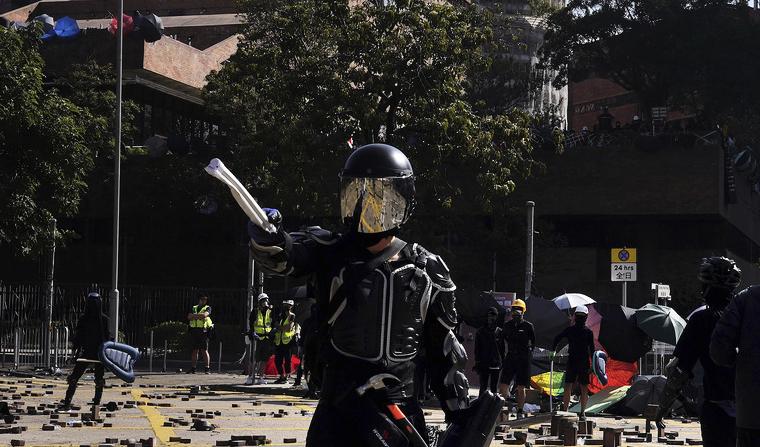 En demonstrant utanför Hongkongs polytekniska universitet på söndagsmorgonen. Foto: Vincent Yu/AP/TT