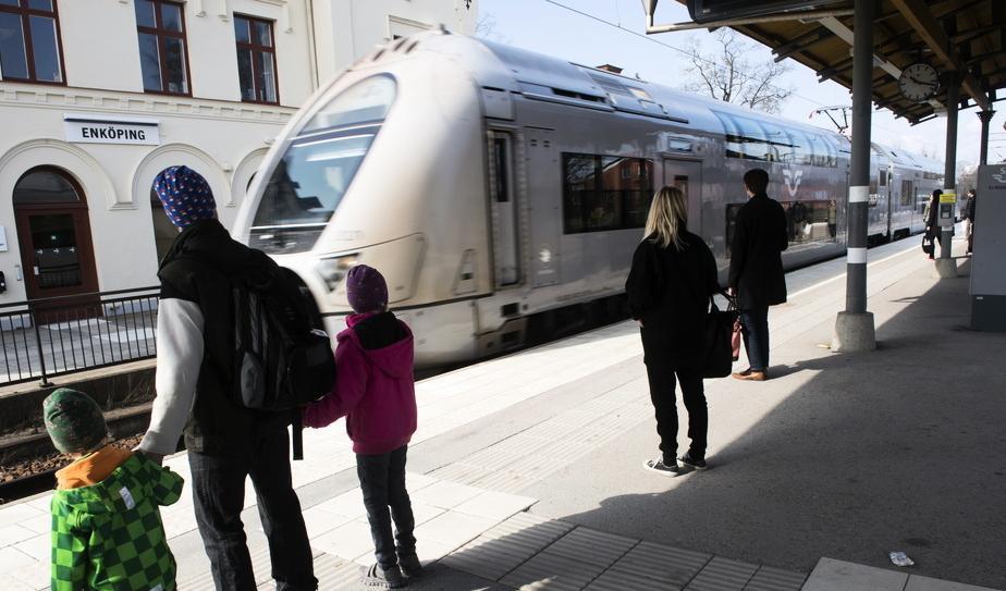 Ett tåg ankommer i Enköping. Foto: Fredrik Sandberg/TT-arkivbild