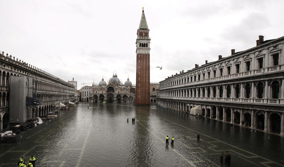 Under söndagen tar invånarna i Venedig, som de senaste veckorna plågats av översvämningar, ställning till om staden ska bryta sig loss från kommunen Mestre och bli självständig. Foto: Luca Bruno/AP/TT-arkivbild