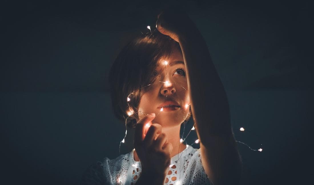 Vi behöver inte sitta fast i gamla negativa tankemönster då hjärnan är formbar och kan "byggas" om genom träning. Foto: Clay Banks