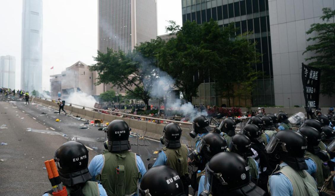 Polis i Hongkong kastar tårgas mot demonstranter, den 12 juni. Foto: Anthony Kwan/Getty Images