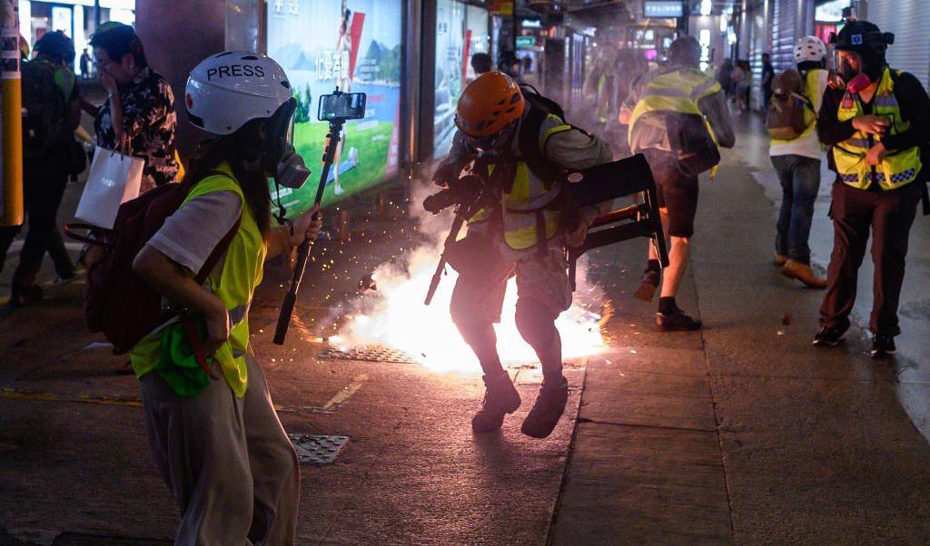 

Journalister reagerar när polisen avfyrar tårgas vid tunnelbanestationen Causeway Bay under sammandrabbningar med demonstranter i Hong Kong den 8 september 2019. Foto: Philip Fong/AFP/Getty Images                                                                                                