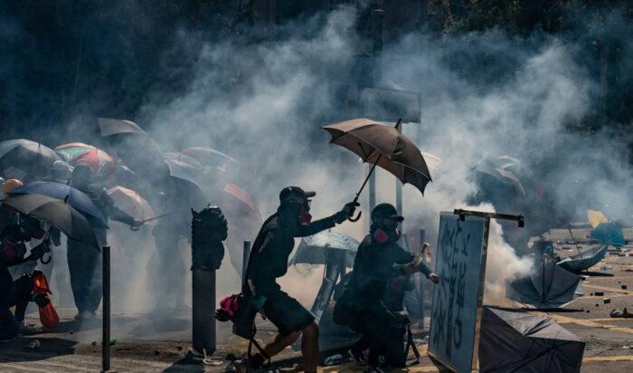 




Demonstranter drabbar samman med polisen vid Hong Kong Polytechnic University i Hong Kong den 17 november 2019. Foto: Anthony Kwan/Getty Images                                                                                                                                                                                                                                                