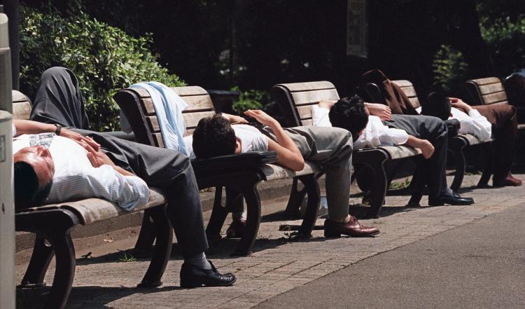 De här japanska affärsmännen tar en tupplur efter lunchen, vilket bidrar till att öka hjärnfunktionen, energin, humöret, och produktiviteten. En tupplur hjälper också till att reglera sömn-vakencykeln. Foto: Oshikazu Tsuno/AFP/Getty Images