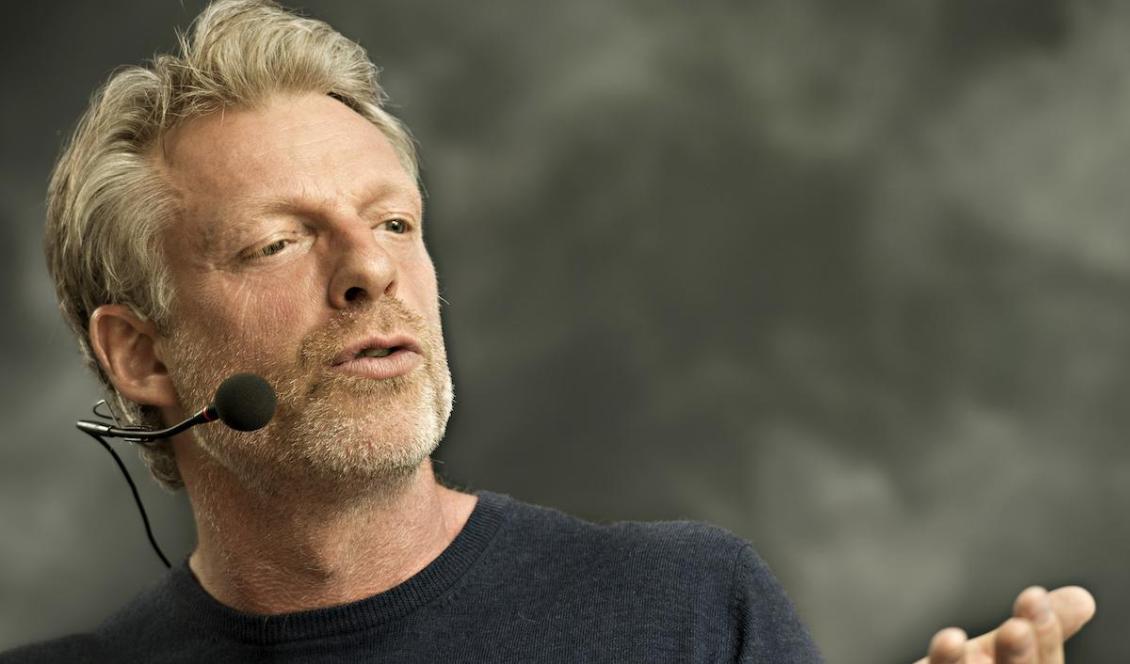 Tomas Gunnarsson är en uppskattad föreläsare och författare i ämnet om att lyfta sig själv och andra. Han har en lång erfarenhet inom personlig utveckling, och har genom sina föreläsningar och sin Facebook-sida inspirerat hundratusentals människor till en positiv förändring.                                      
(Foto: TOMAS GUNNARSSON © 2014)
