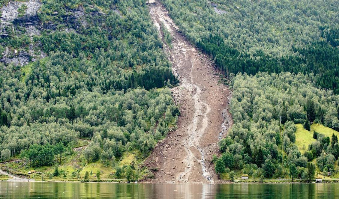 En man befaras ha omkommit när ett flera hundra meter långt jordskred drog fram över väg 451 i Jølster kommun i västra Norge i tisdags kväll. Foto: Audun Braastad / NTB scanpix/TT