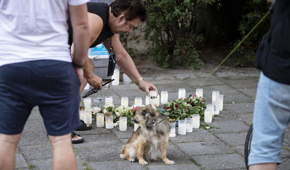 Malmöbon Berndt Carpenton ställer ner ett ljus på minnesplatsen på Sergels väg i Malmö. Inte långt därifrån sköts en kvinna i 30-årsåldern ihjäl på öppen gata på måndagsförmiddagen. Foto: Johan Nilsson/TT