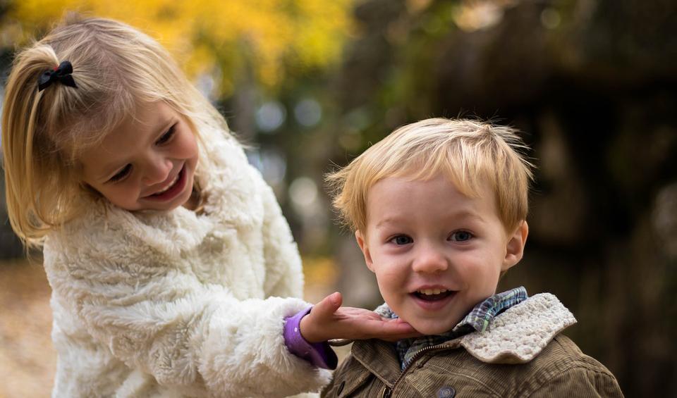 Varje dag tar vi många små föräldrabeslut som tillsammans blir våra barns upplevelse av sin barndom. Foto: Ben White