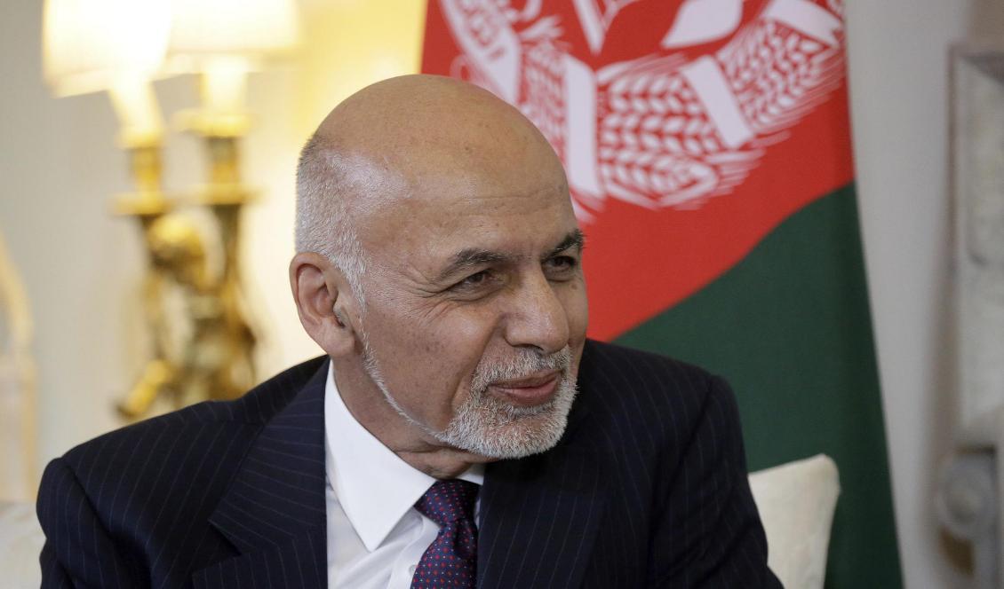 Afghanistans president Ashraf Ghani lovar att skynda på fredssamtal efter dödliga explosioner på torsdagen. Foto: Matt Dunham/AP/TT-arkivbild