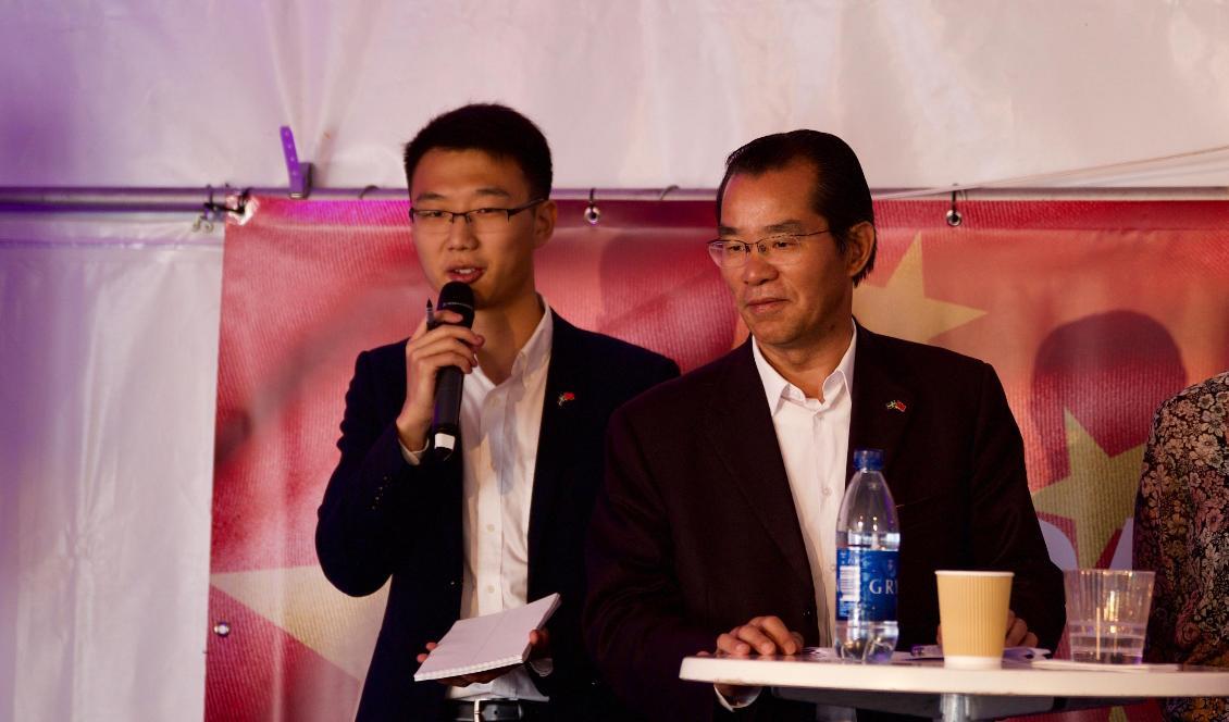 

Kinas ambassadör i Sverige, Gui Congyou, till höger, vid ambassadens event under Almedals-veckan 2019. Foto: Marcus Strand/Epoch Times                                                                                                