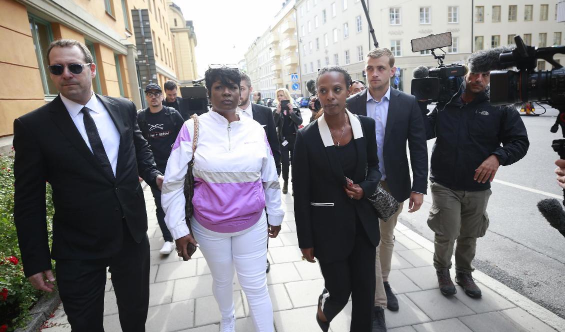 Renee Black, mamma till Asap Rocky, på väg in till säkerhetssalen i Stockholms tingsrätt. Idag inleds rättegången mot den världskände hiphopartisten, som misstänks för misshandel. Foto: Fredrik Persson/TT