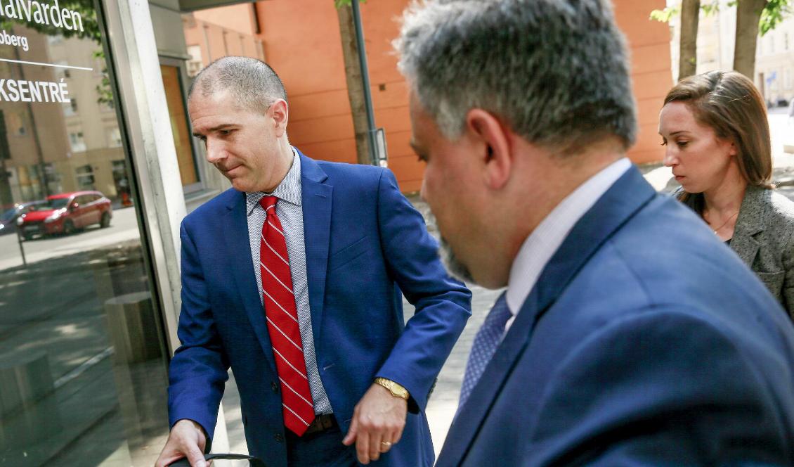 USA:s vice utrikesminister med ansvar för konsulära frågor Carl Risch (till vänster) på väg in i Kronobergshäktet. Foto: Fredrik Persson/TT