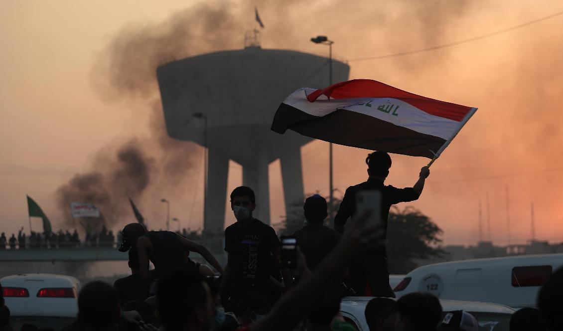 Regeringskritiska demonstranter i Bagdad på onsdagen. Foto: Hadi Mizban/AP/TT