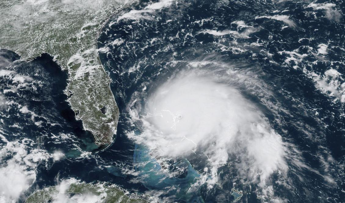 

Orkanen Dorian har dragit in över norra Bahamas. Foto: NOAA/handout/AP/TT                                                                                                