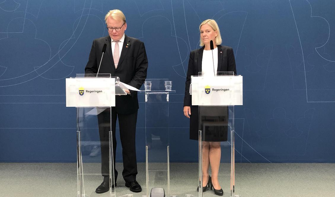 Finansminister Magdalena Andersson (S) och försvarsminister Peter Hultqvist (S) presenterar finansieringen av de ökade anslagen till försvaret. Foto: Tove Eriksson/TT