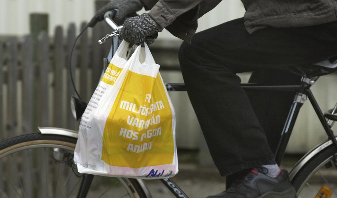 Regeringen föreslår tre kronor i skatt på sådana här kassar. Foto: Foto: Gunnar Lundmark/TT-arkivbild