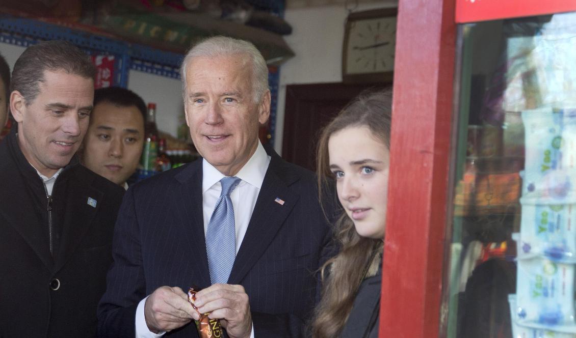 





Den tidigare vicepresidenten Joe Biden (mitten) och hans son Hunter Biden (till vänster). Foto: Andy Wong-Pool/Getty Images                                                                                                                                                                                                                                                                                        