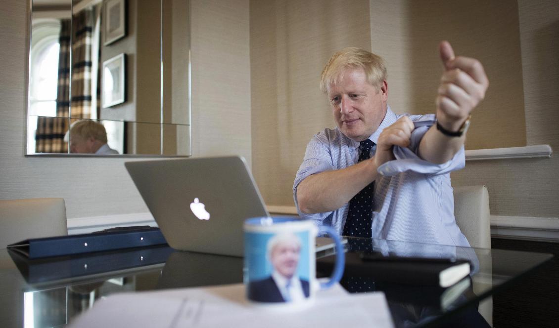 Boris Johnson filar på det tal han ska hålla på Tory-kongressen i Manchester på onsdagen. Foto: Stefan Rousseau/pool/AP/TT