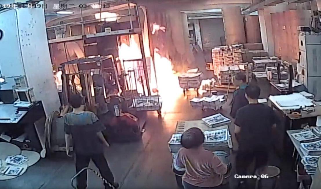 Personal vid Epoch Times tryckeri i Hongkong reagerar på en brand som har startats av fyra maskerade män den 19 november 2019. Foto: Skärmavbild övervakningskamera/Epoch Times