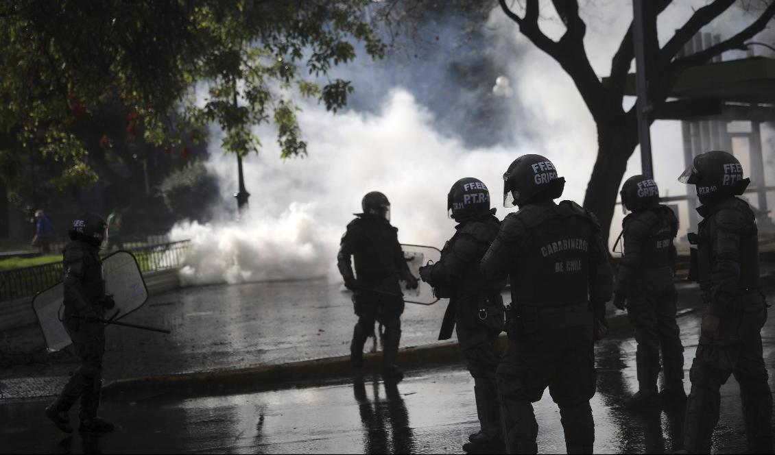 Kravallpolis i Santiago i lördags. Foto: Rodrigo Abd/AP/TT