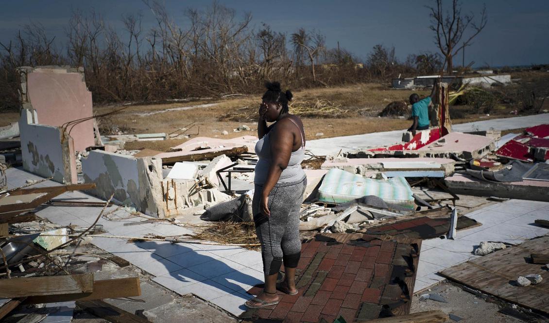 En kvinna tittar ut över sin söndertrasade fastighet i High Rock på ön Grand Bahama. Foto: Ramon Espinosa/AP/TT