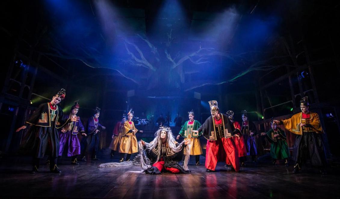 Völvan (Hanna Kulle) i mitten tillsammans med Oden (Paul-Ottar Haga) i Västanå Teaters Eddan, 2019. Foto: Håkan Larsson/Västanå Teater