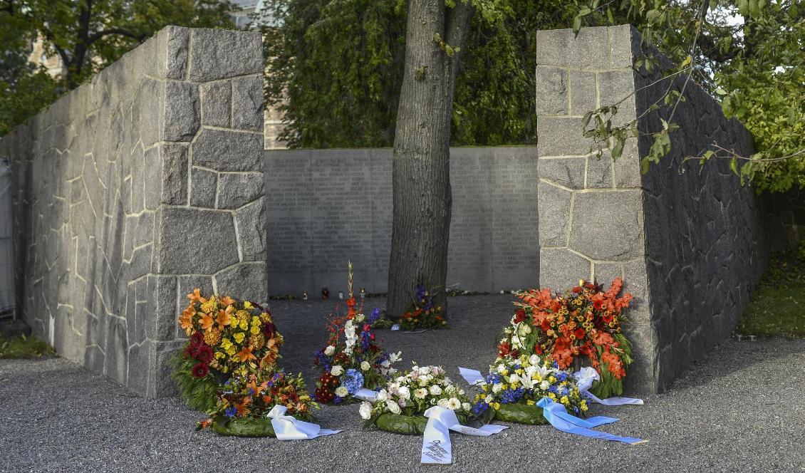 Det officiella svenska Estoniamonumentet ligger intill Galärvarvskyrkogården på Djurgården. Monumentet av den polske skulptören Mirosław Bałka invigdes 1997 på treårsdagen av katastrofen. Foto: Claudio Bresciani/TT-arkivbild
