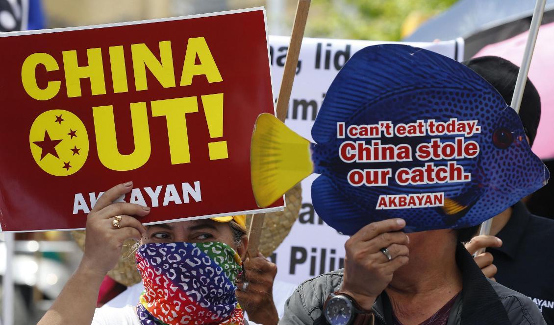 Demonstranter i Manila, Filippinerna, protesterar mot Kinas anspråk i Sydkinesiska havet tidigare i juli. Foto: Bullit Marquez/AP/TT