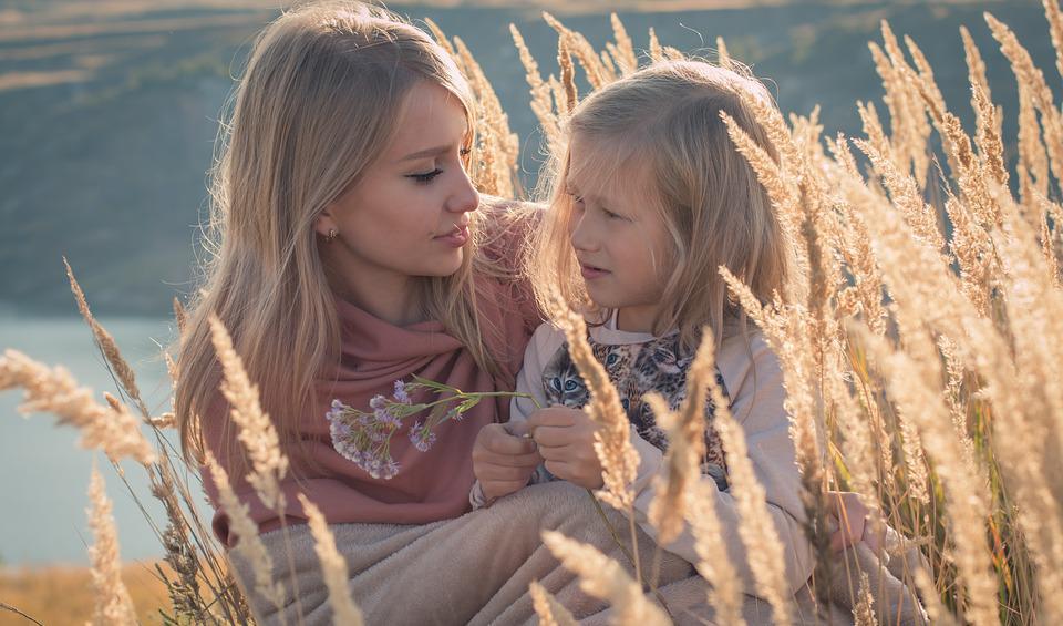 Ibland har vi tvingats växa upp och ta ansvar för tidigt i livet, vilket kan leda till osäkerhet och otrygghet i livet. Men det finns sätt att läka sitt inre "vuxna barn".