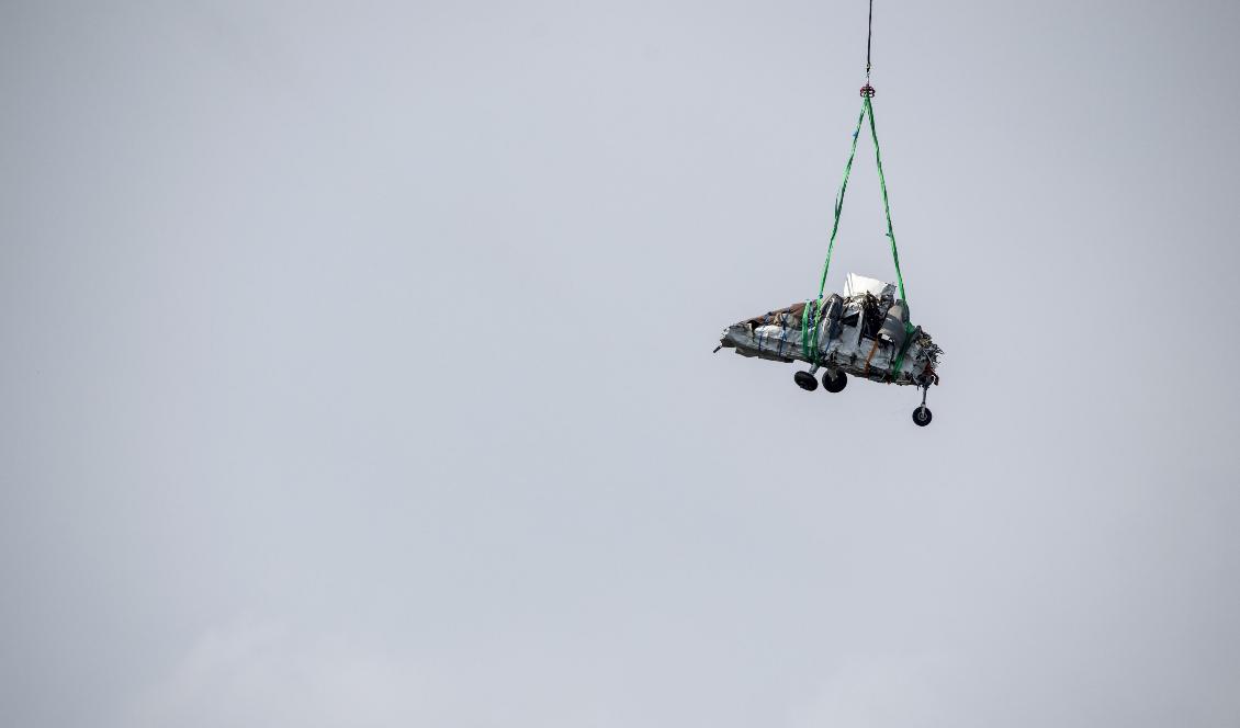 Vrakdelar från flygplanet bärgas. Foto: Patrick Trägårdh/TT-arkivbild