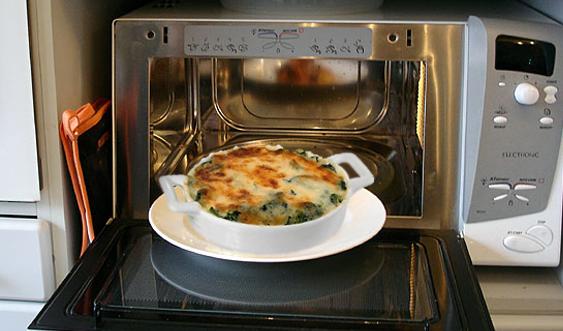 Grönsaker innehåller känsliga föreningar som aminosyror, vitaminer och fytonäringsämnen som skadas mer vid tillagning i mikrovågsugn än vid andra former av matlagning.