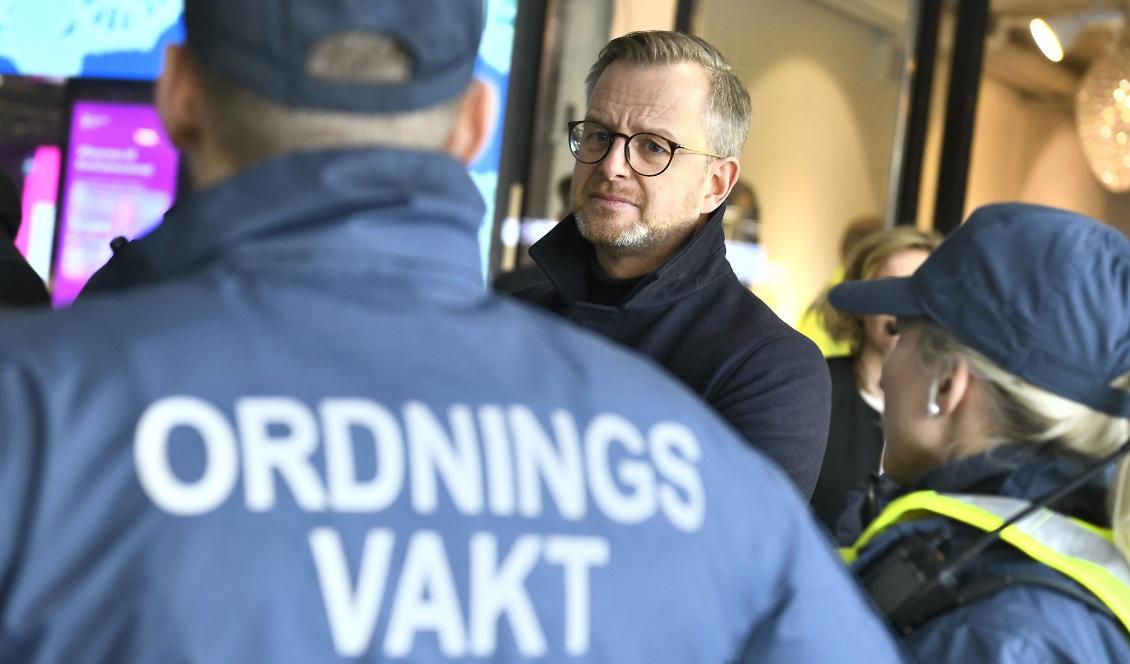 Inrikesminister Mikael Damberg (S) vill se över det 40 år gamla regelverket för ordningsvakter från grunden. Foto: Claudio Bresciani/TT-arkivbild