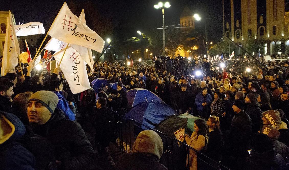 Demonstranter vid parlamentet under måndagskvällen. Foto: Shakh Aivazov/AP/TT
